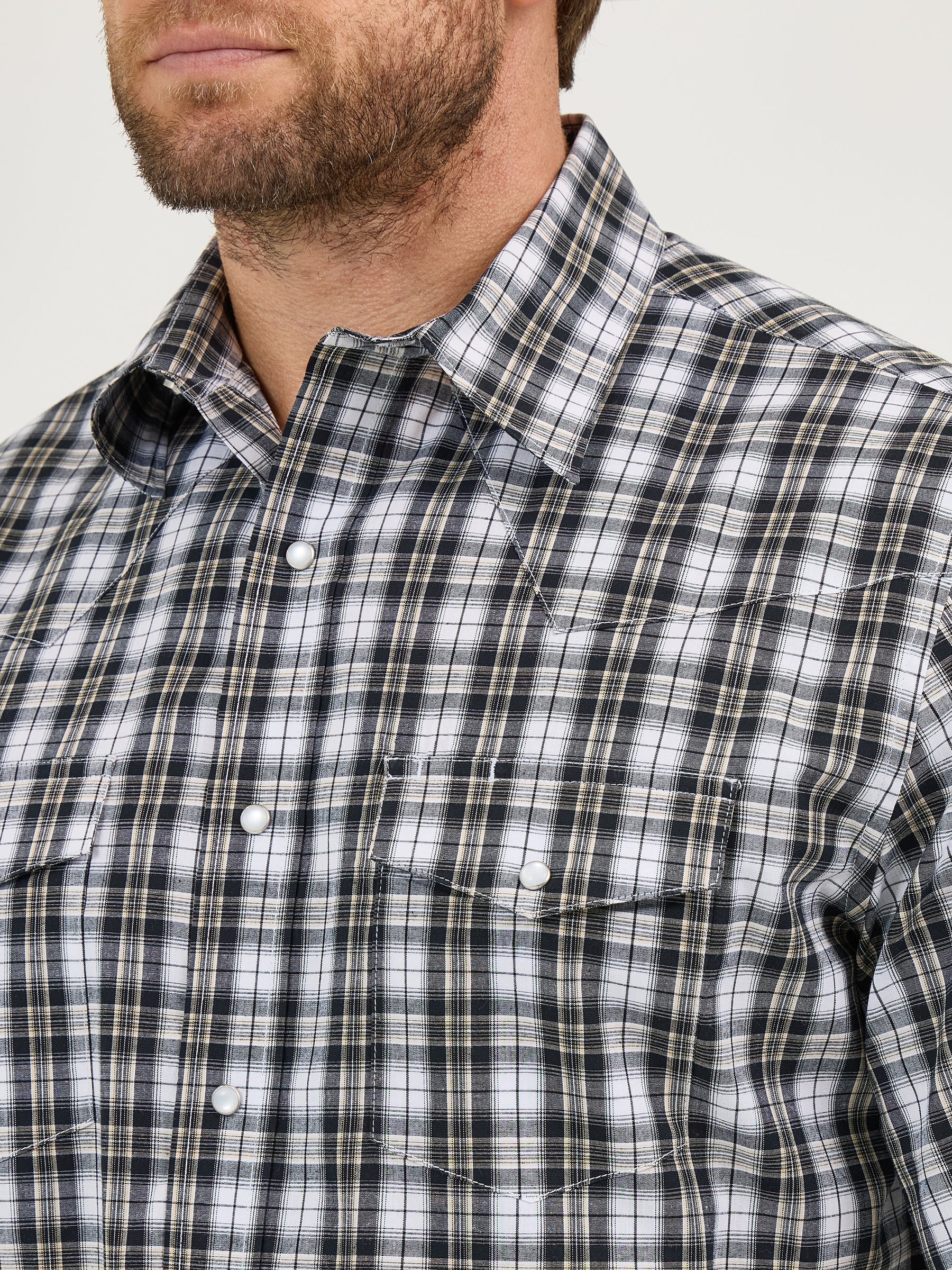 Wrangler Men's Wrinkle Resist Classic Fit Snap-Up Short Sleeve Work Shirt - Image 2